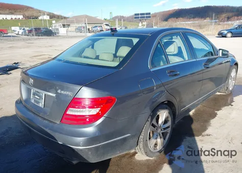 2014 Mercedes-Benz C 300 Luxury 4Matic z USA, uszkodzony, nr VIN WDDGF8AB7ER322767